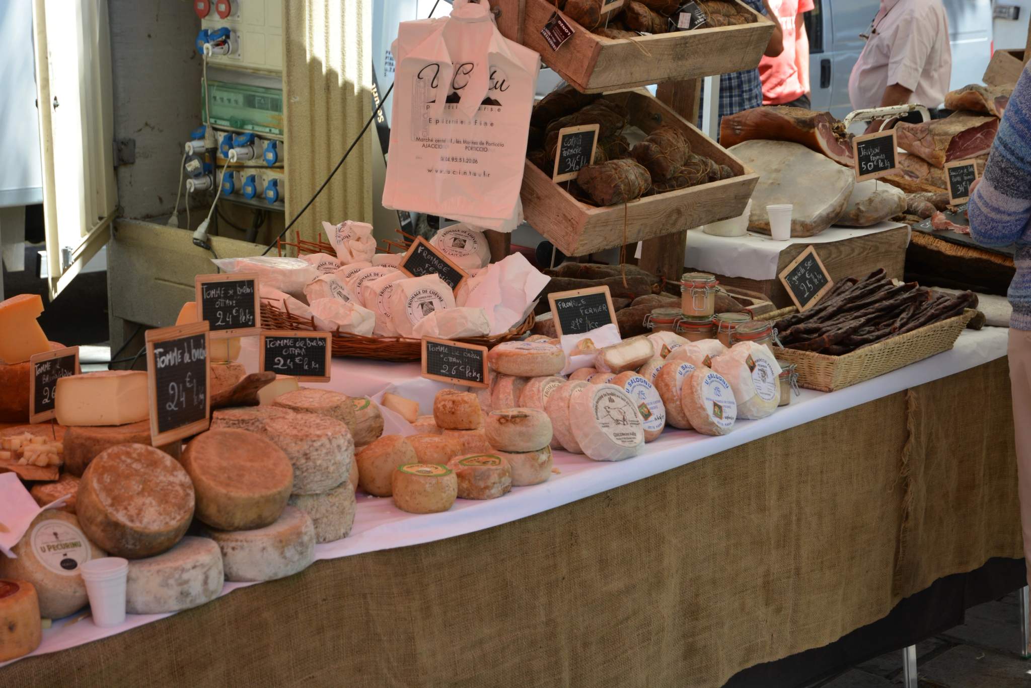 Stand de produits artisanaux corses sur un marché traditionnel en Corse.