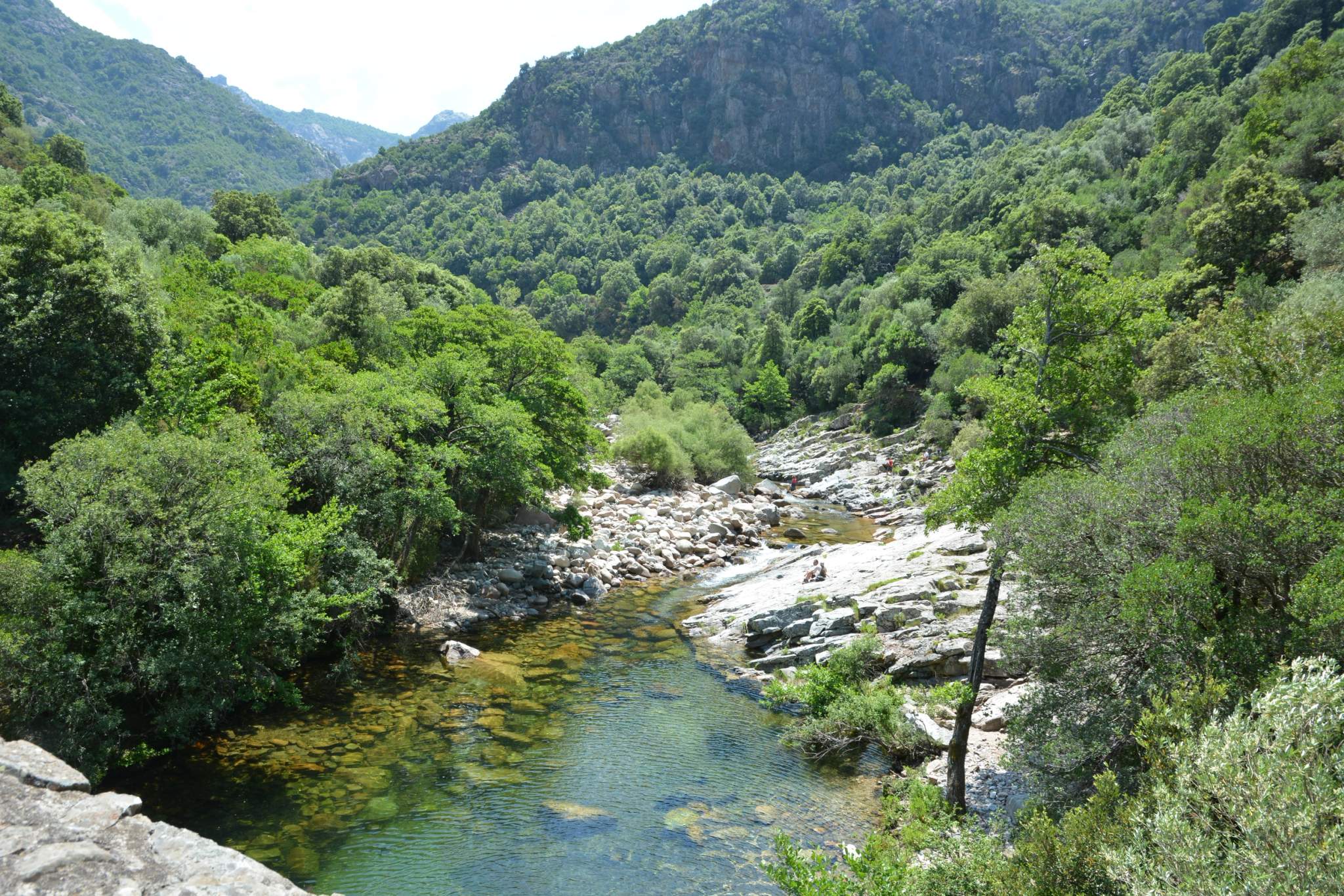 Se baigner dans la rivière lors d'une balade à vélo avec Cycling Corsica