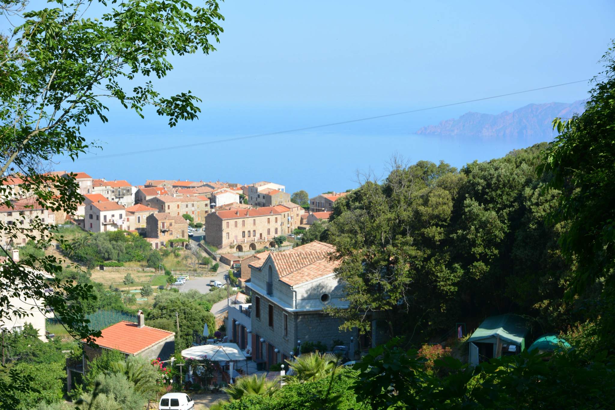 Village perché avec vue sur la mer Méditerranée en Corse.